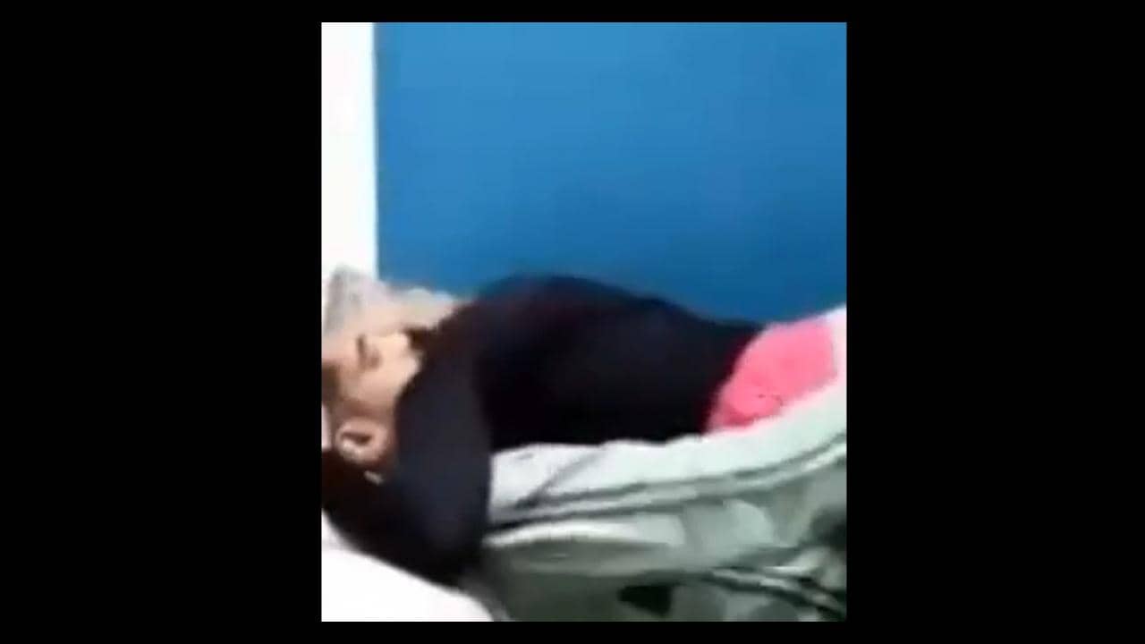 اخرسي .. لا اوعى - صراع من اجل قلع البنطلون والوصول الى النيجة ولكن البنت صعبة المراس - سكس مصري