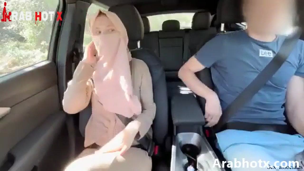 محجبة شرموطة تمص زب حبيبها في العربية ثم تتناك من صاحبه قدامو