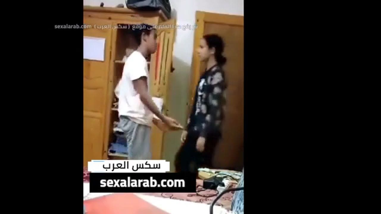 واد مصري يقفش أخته بقوة 🔥 قفش محارم ساخن وجريء