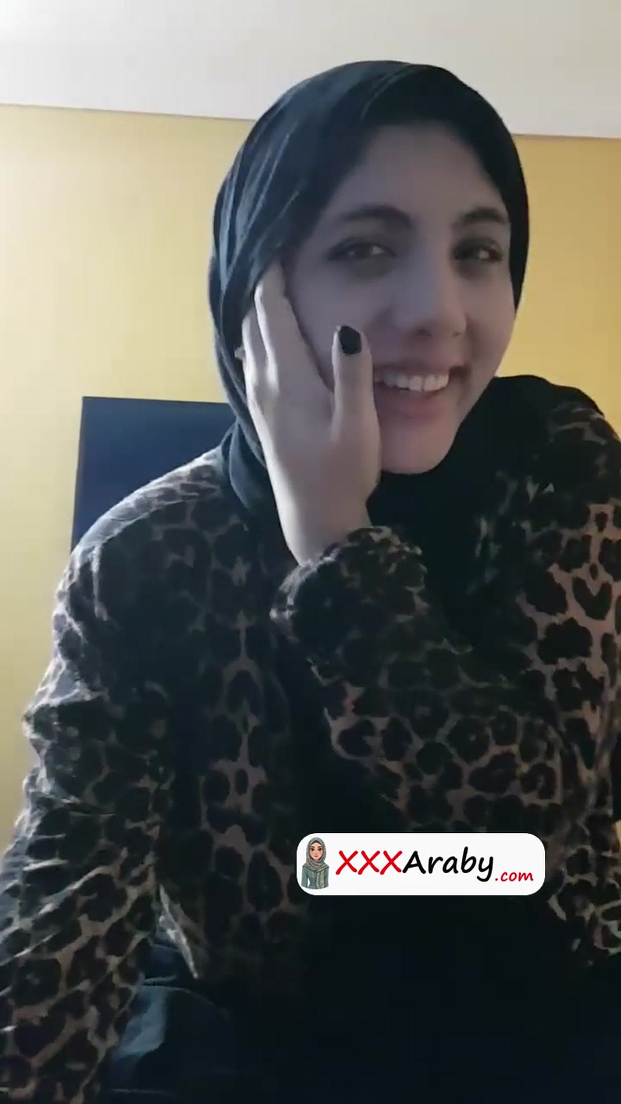 طالبة محجبة عسولة لسه عذراء تمص زب حبيبها الصغير بكل حب ودلع في شقته